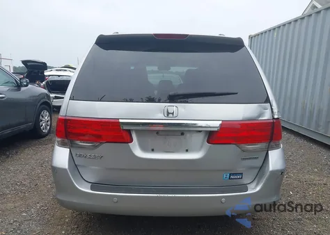 2010 Honda Odyssey Touring z USA, uszkodzony, nr VIN 5FNRL3H9XAB085936